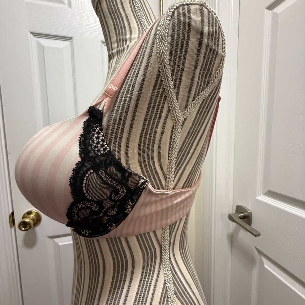 Victorias Secret Bombshell Convertible Pink and Black Lace Bra - Picture 5 of 10